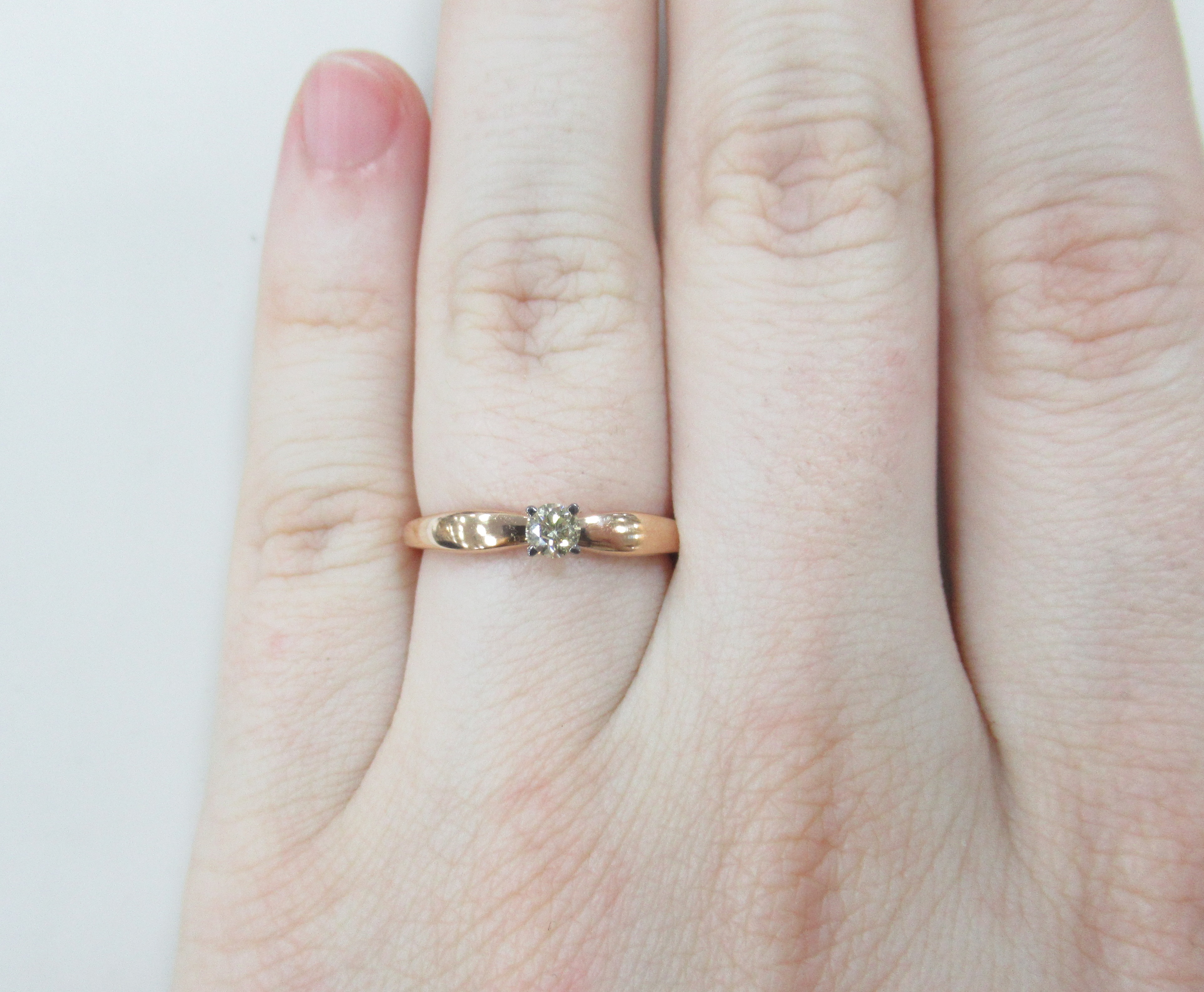 Серебряное кольцо с коньячным бриллиантом